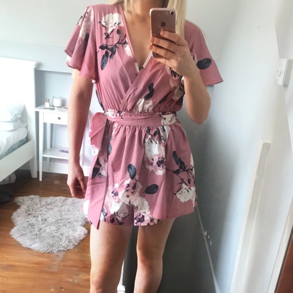 ✨🆕 HP NWOT pink floral romper w/ tie panel - Picture 4 of 5